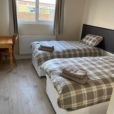 Bucks Accommodation Ейлсбъри Екстериор снимка