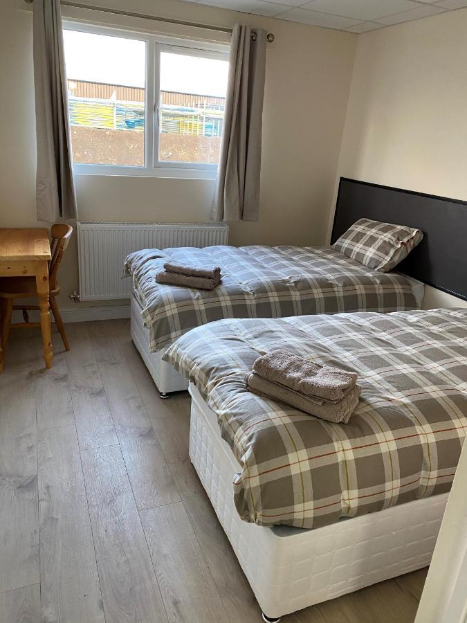 Bucks Accommodation Ейлсбъри Екстериор снимка