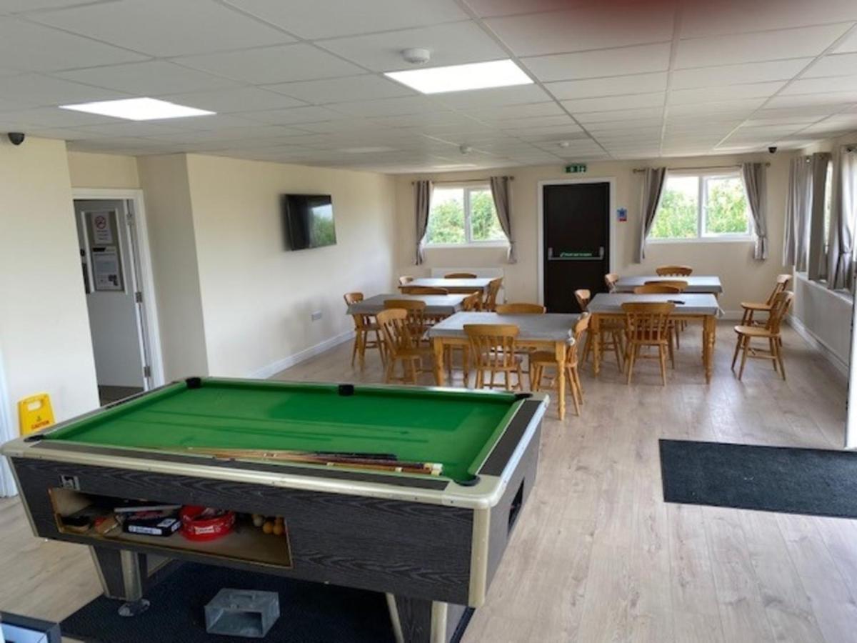 Bucks Accommodation Ейлсбъри Екстериор снимка