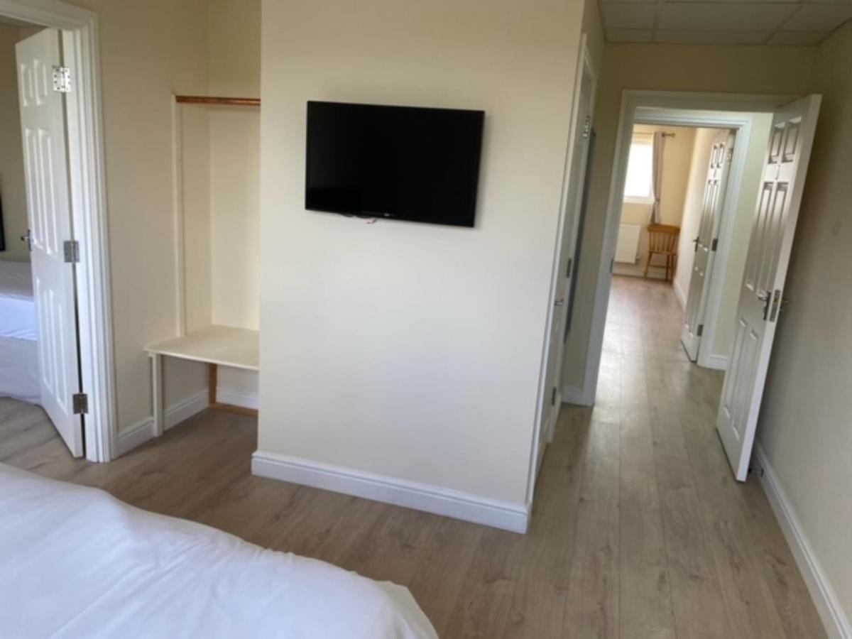Bucks Accommodation Ейлсбъри Екстериор снимка