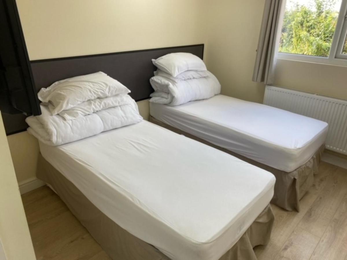 Bucks Accommodation Ейлсбъри Екстериор снимка