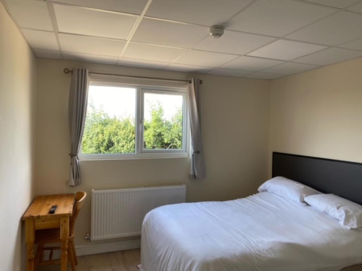 Bucks Accommodation Ейлсбъри Екстериор снимка