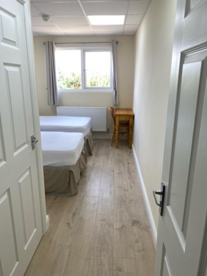 Bucks Accommodation Ейлсбъри Екстериор снимка